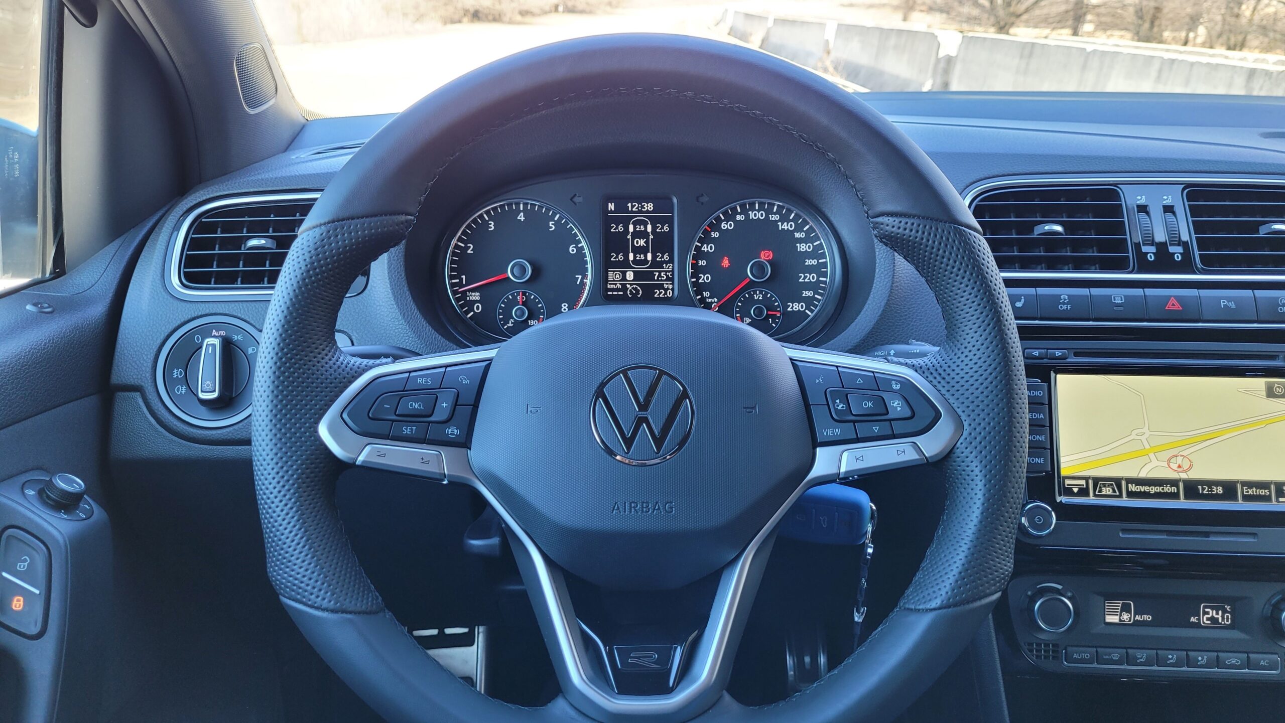 Dotykowa kierownica Golf VIII zamontowana w Polo 6R (PQ25) z emulatorem CCS